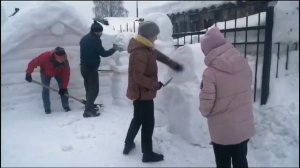 Снежная скульптура "Родительский дом"