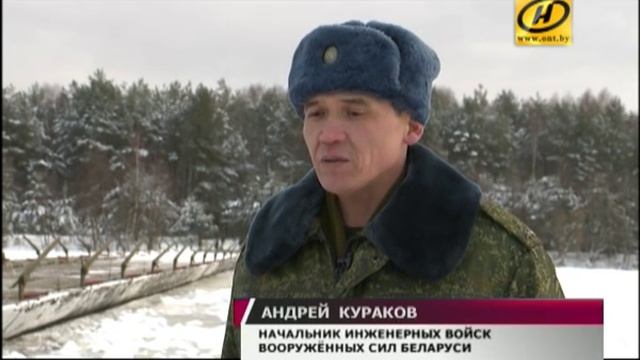 Бронированную технику переправляют через замерзшую реку смотреть онлайн