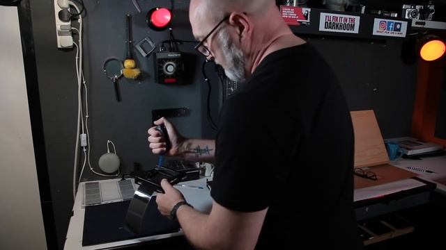 Shooting Kodak 400 with the Zeiss Ikon Nettar and Print Making смотреть онлайн