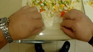 Рулет из крабовых палочек вкусно и очень просто.