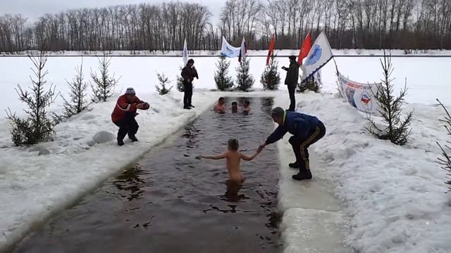 Купание в проруби. Виктор Счастливый. РООИ "САМИ"