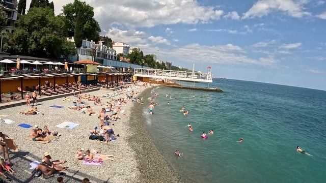 В Ялте ЖАРА - МАССАНДРОВСКИЙ ПЛЯЖ полно людей 6 июня 2023 года. В Крым поехали ТУРИСТЫ начался сезо