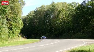 Kia K5 или Toyota Camry? Кто лучше едет прямо, а кто — боком?