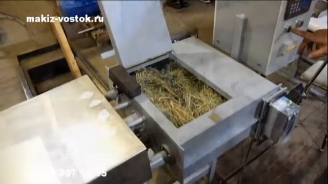 Упаковка лугового сена в пакет - брикет. смотреть онлайн
