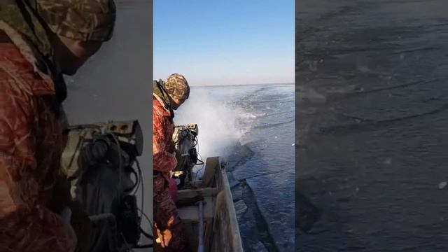 Китайский болотоход + лодка бударка с каютой - поездка по льду.