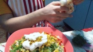 Салат из пекинской капусты с куриной грудкой и консервированным ананасом