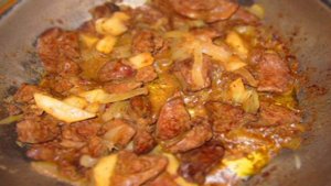 Теплый салат из куриной печени и яблок