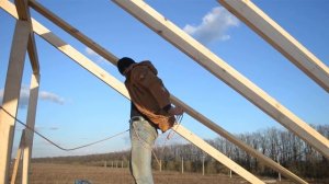 Устанавливаю стропила на крышу дома из СИП панелей