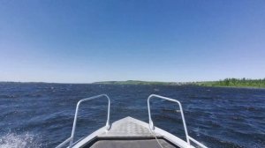 Лодка Триера 390 с полной загрузкой. Сильный ветер.