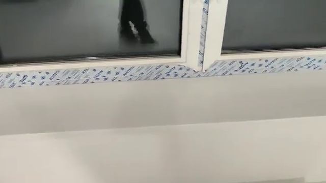Пример монтажа подоконника для эркерного окна