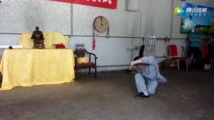 Чжао Фэнъюн (赵凤勇) демонстрирует багуачжан (演练八卦掌).