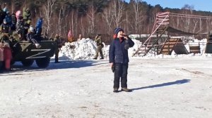 Мальчик поет песню о России