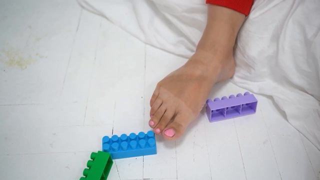 A child throws darts at balloons on the wall, they burst and he receives gifts смотреть онлайн