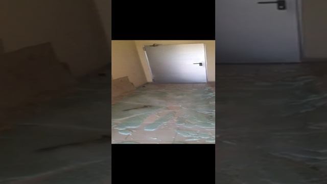 как разбивается закаленное стекло !!