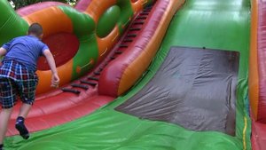 Дети катаются с горки.