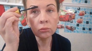 Красим брови тушью