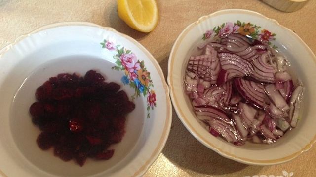 Салат из брокколи с вяленой клюквой