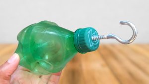 Многие не знают, что это можно сделать с помощью ПЭТ-бутылки и КРЮЧКА