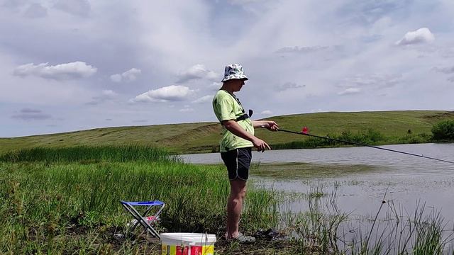 Накопал червей и отправился за карасем на пруд детства. смотреть онлайн