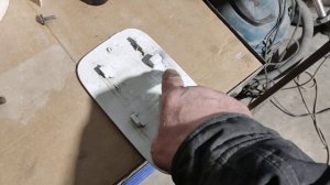 как снять лючок бензобака peugeot партнёр