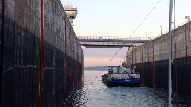 Россия: увлекательное путешествие на теплоходе по Волге. Проходим Чебоксарскую ГЭС (продолжение) смотреть онлайн