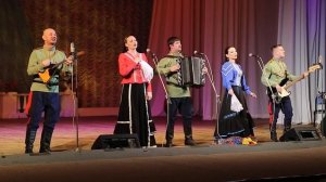 Под окном широким