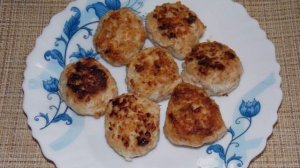 Куриные котлеты из фарша с картофелем и луком на сковороде