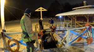 «Во имя Отца, и Сына, и Святого Духа», затем, перекрестившись, трижды окунаются с головой.