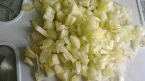 Салат из сельдерея стеблевого с яблоком и яйцом