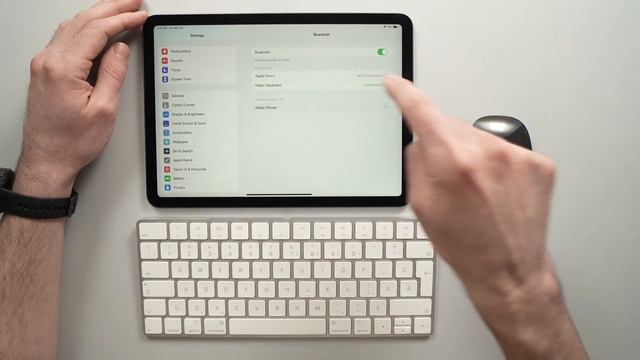 iPad Air 5 (2022) : How to Connect Bluetooth Mouse & Keyboard смотреть онлайн