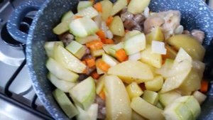 КУРИЦА С МОЛОДЫМИ ОВОЩАМИ ! ИДЕАЛЬНОЕ ЛЕТНЕЕ БЛЮДО ! ИЗ КАБАЧКОВ И КАРТОФЕЛЯ . А ТАК ВКУСНО !!!