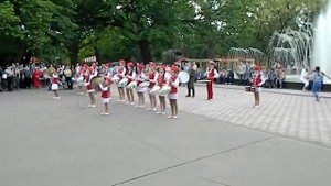 Юные барабанщицы и барабанщики в саду Шевченко - С днем Победы!