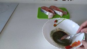 Стейки кеты в маринаде из соевого соуса, запеченные с помидорами и сыром.