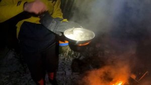 Ночёвка в зимнем лесу у нодьи.