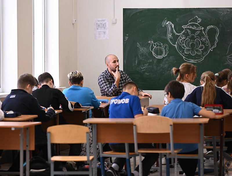 Путин призвал совершенствовать механизмы оплаты труда педагогов / События на ТВЦ