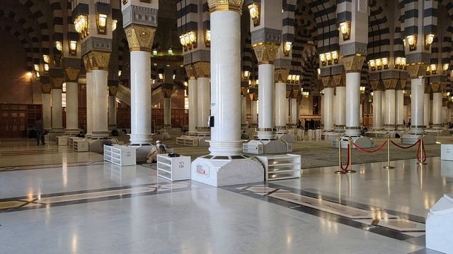 ЗАШЛИ В МЕЧЕТЬ ПРОРОКА И НАЧАЛСЯ АЗАН смотреть онлайн