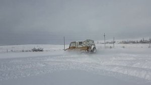 ЛУАЗ 4х4 в едет глубоком снегу на полном приводе