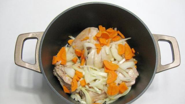 Жаркое из курицы с картофелем и зеленым горошком