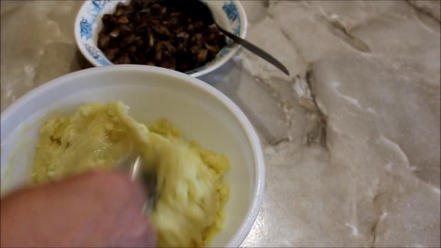 Картофельные ватрушки с мясом и грибами