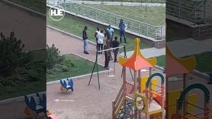 В одном из дворов пригорода Питера гости устроили разборки
