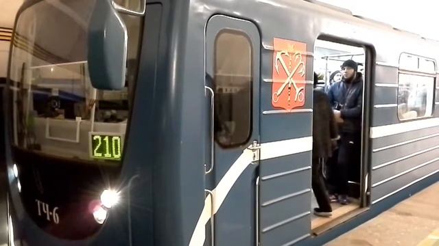 Электропоезд 81-717 номерной 210 прибывает на ст.метро Чёрная речка смотреть онлайн