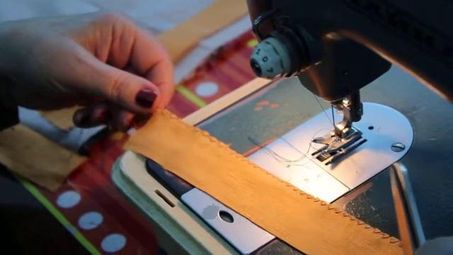 притачиваем подоткосок, делаем шлевки (этап 3) смотреть онлайн