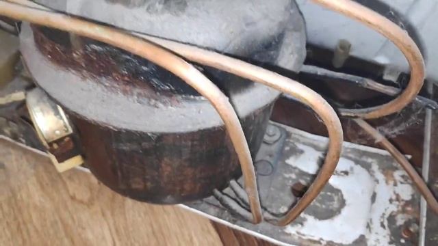 Холодильник течет. Лужа под холодильником смотреть онлайн