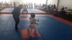 каратэ киокушинкай 1 бой  в жизни на соревнованиях 10 сентября 2016 года 6-7 лет