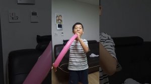 Фокус с шариком. Ребенок проглотил шарик😂