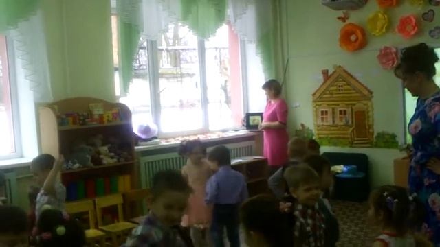 Танец "Пляшут детки у окна" в средней группе "Почемучки" ( воспитатели : Навроцкая Н.Ю., Мауль М.В.