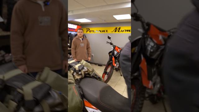 ЗАЕХАЛ В МОТОСАЛОН НА МОТОЦИКЛЕ! / СКИДКА НА ШИНЫ BORILLI смотреть онлайн