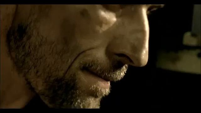 Девушка по городу шагает босиком смотреть онлайн