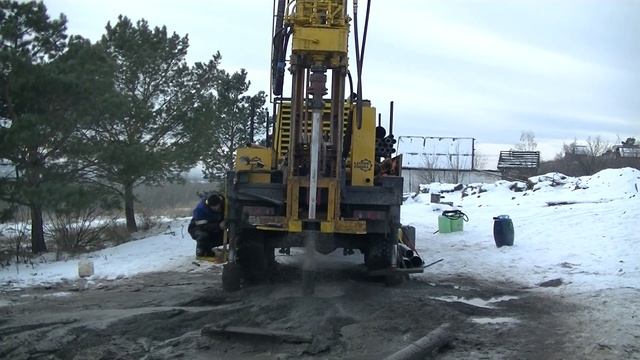 Загоняем буровую штангу целиком! Воды всё больше и больше!! смотреть онлайн