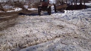 Трактор старый но надёжный. буксует в грязи